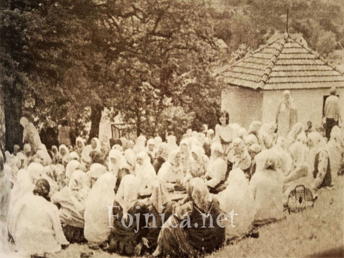 Žene okupljene na dovi kod Turbeta u Višnjici kod Kiseljaka