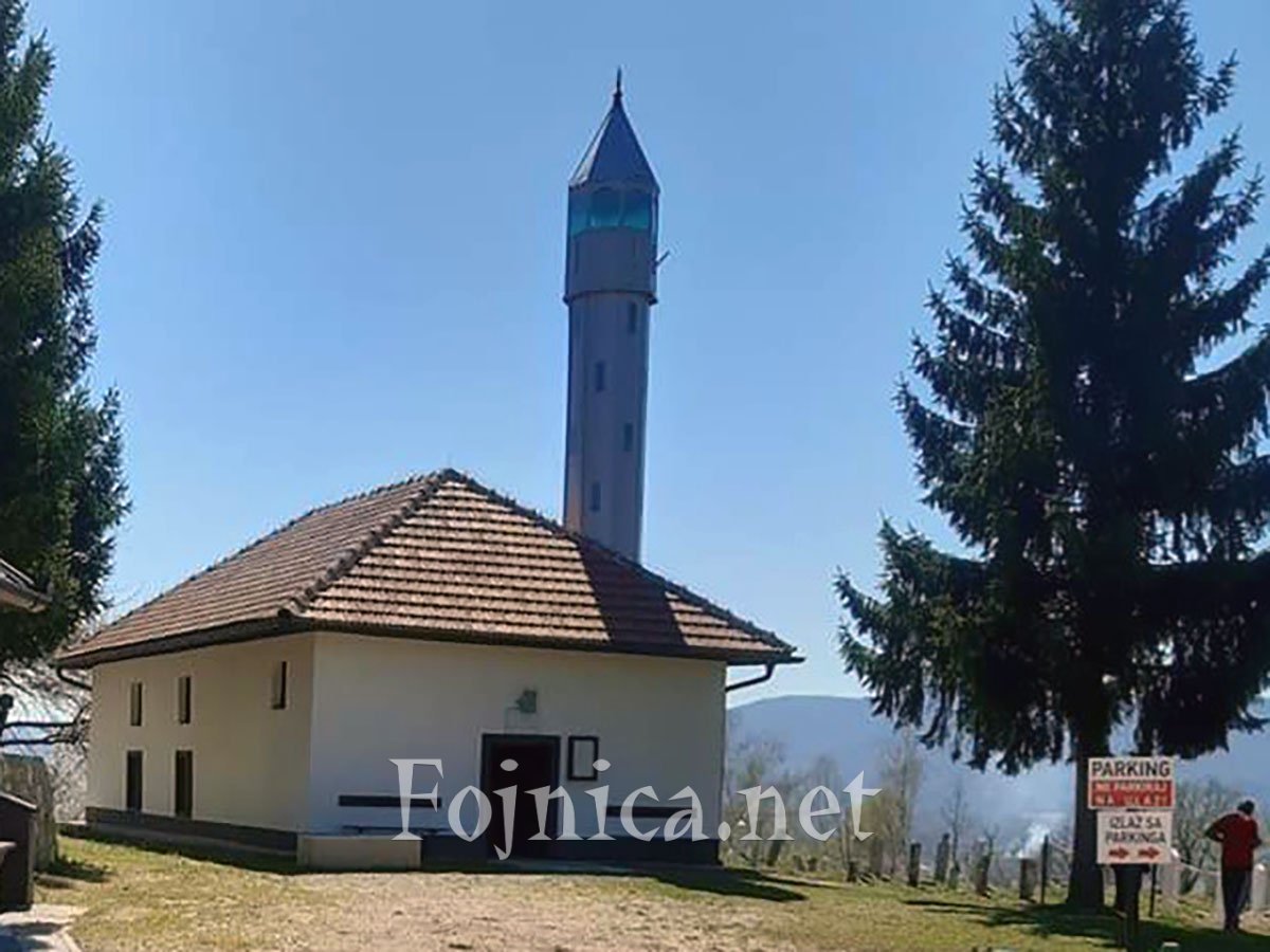 Jedna od najstarijih džamija je džamija u Kazagićima kod Kiseljaka, vjerovatno izgrađena početkom 17. stoljeća