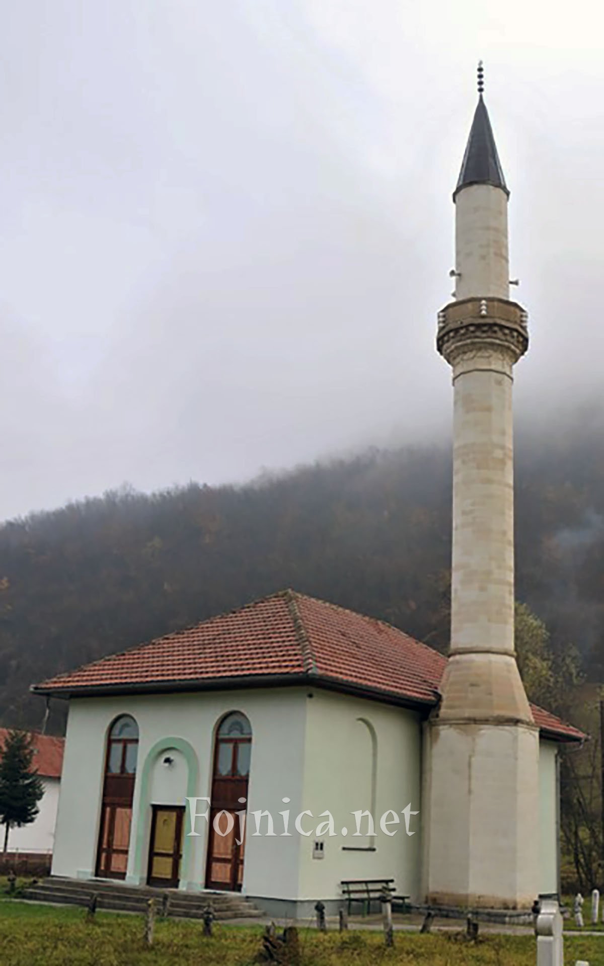 Džamija u Višnjici sa okolnim starim nišanima iz osmanskog perioda i nišani novijeg datuma